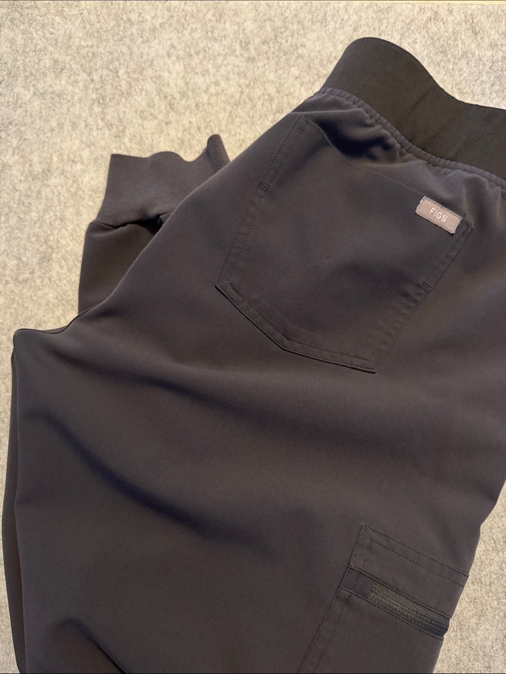 Figs gray/blue V-Neck Scrub Top with Pocket with jogger pants - Picture 7 of 7
